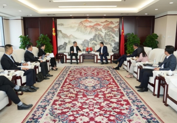 白忠泉董事長(zhǎng)與全國(guó)政協(xié)副主席、共享基金會(huì)主席梁振英會(huì)談